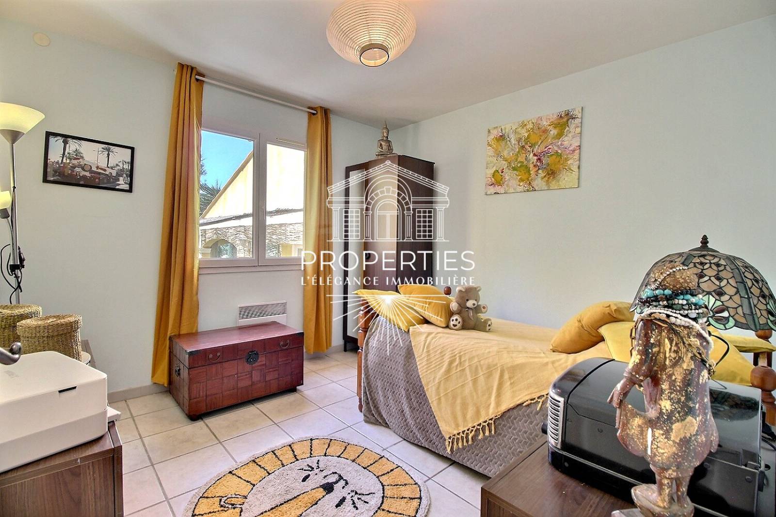 À vendre maison au Lavandou avec grand séjour lumineux, cheminée, véranda et extérieur avec piscine et terrasses