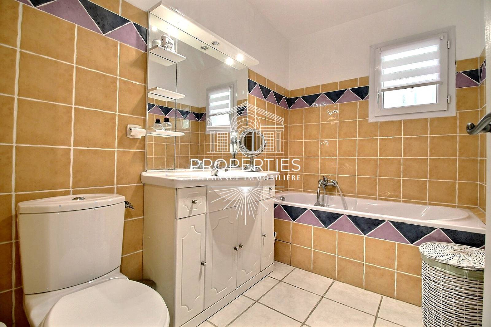 À vendre propriété au Lavandou avec terrain de 2800 m², garage, piscine et vue dégagée rare à la vente