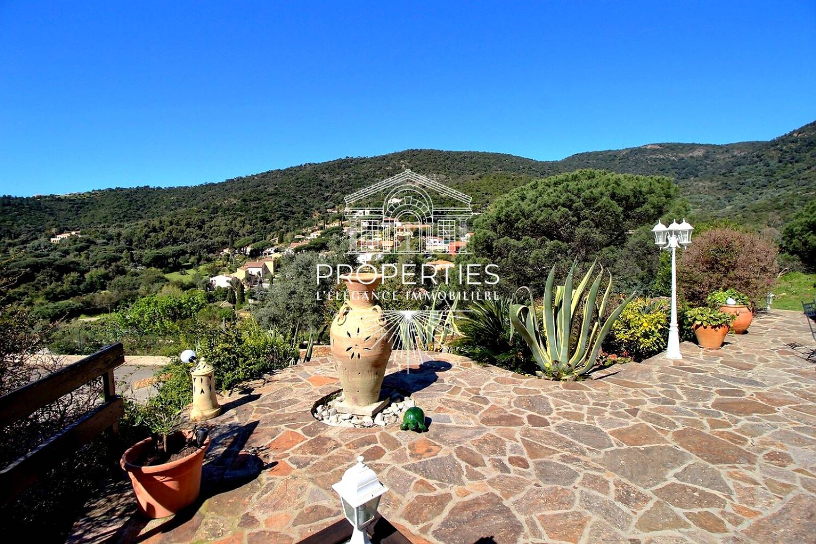 À vendre maison familiale au Lavandou avec 3 chambres, espaces extérieurs et environnement privilégié proche mer