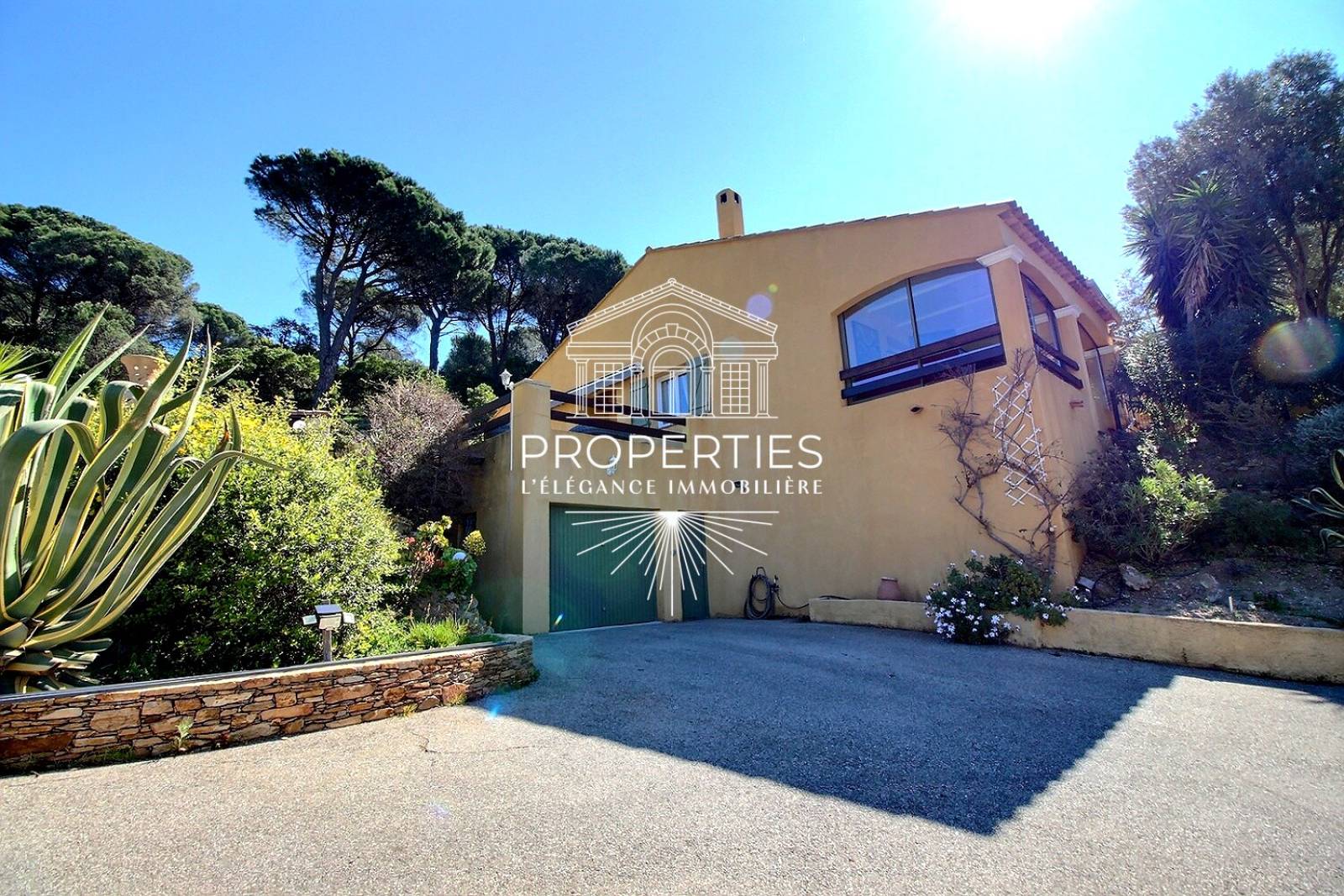 À vendre maison au Lavandou avec potentiel, terrain spacieux, piscine et situation idéale proche de la plage