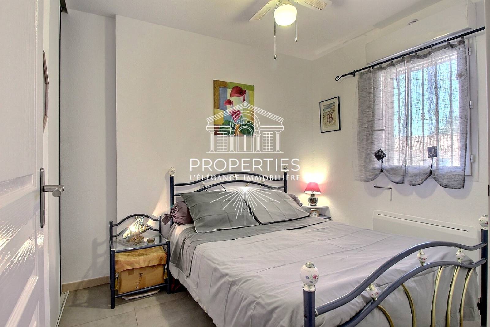 À vendre appartement lumineux au Lavandou avec chambre, parking et nombreux rangements dans résidence calme