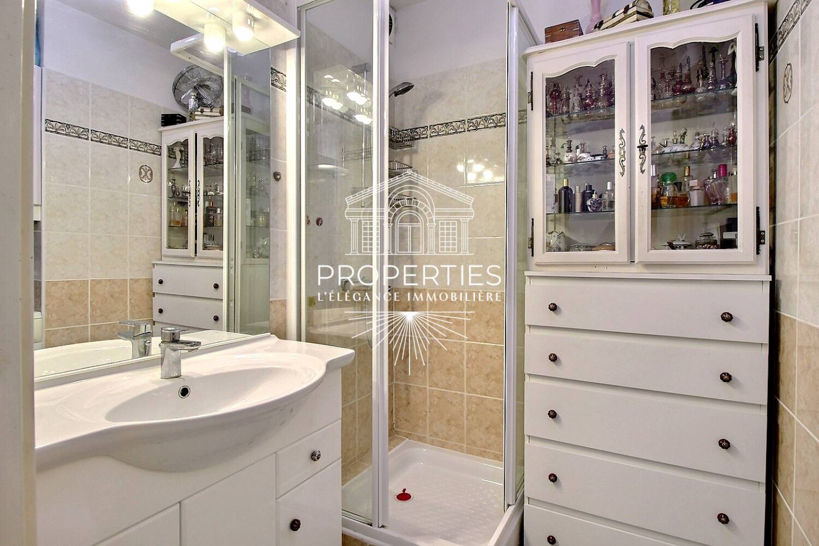 À vendre appartement T2 traversant au Lavandou avec cuisine équipée et loggia dans résidence sécurisée