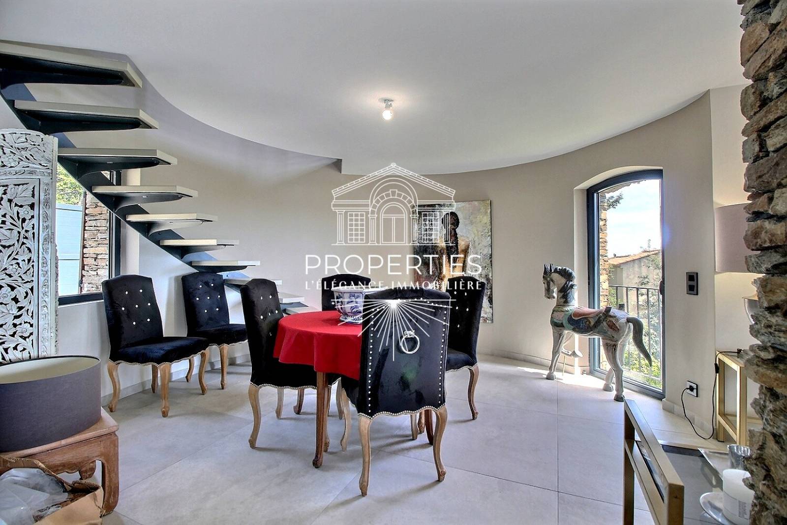 À vendre au Le Lavandou villa rénovée avec terrasse plein sud et vue mer dans secteur recherché