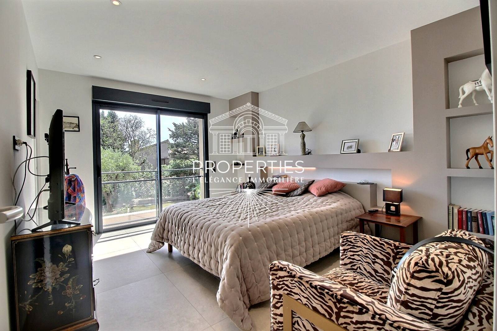 À vendre au Le Lavandou villa avec pièce de vie de 60 m² et vue mer dans environnement calme
