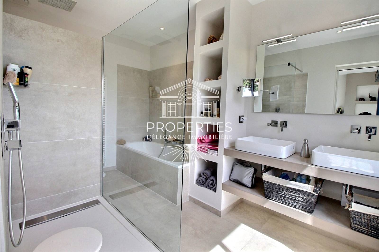 À vendre au Le Lavandou propriété avec trois suites piscine et jardin paysager sur parcelle de 1 230 m²