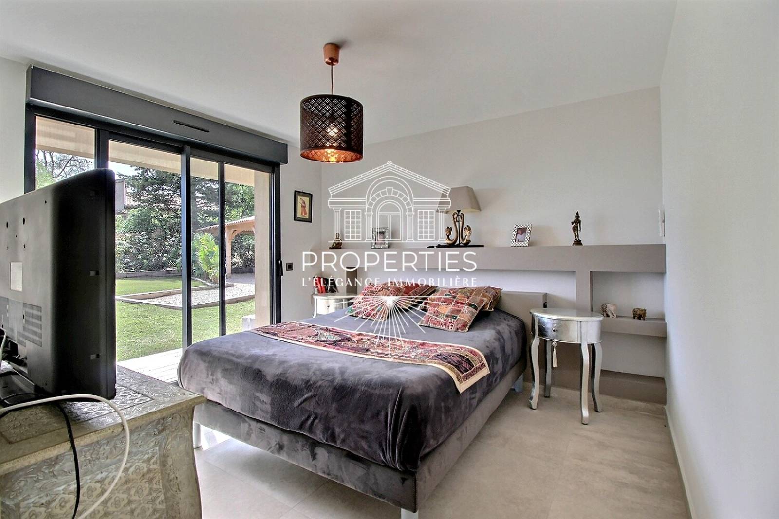 À vendre au Le Lavandou opportunité rare villa avec vue mer piscine et environnement sans vis-à-vis