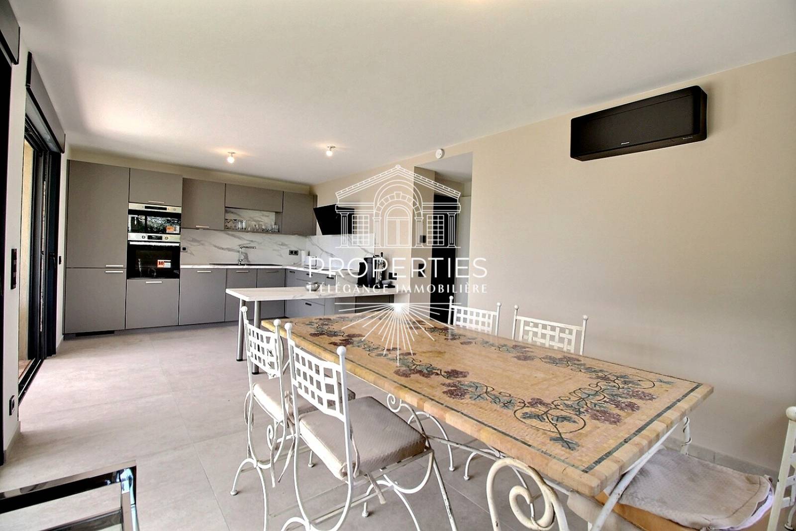À vendre au Le Lavandou villa avec jardin arboré et terrasses dans secteur résidentiel recherché