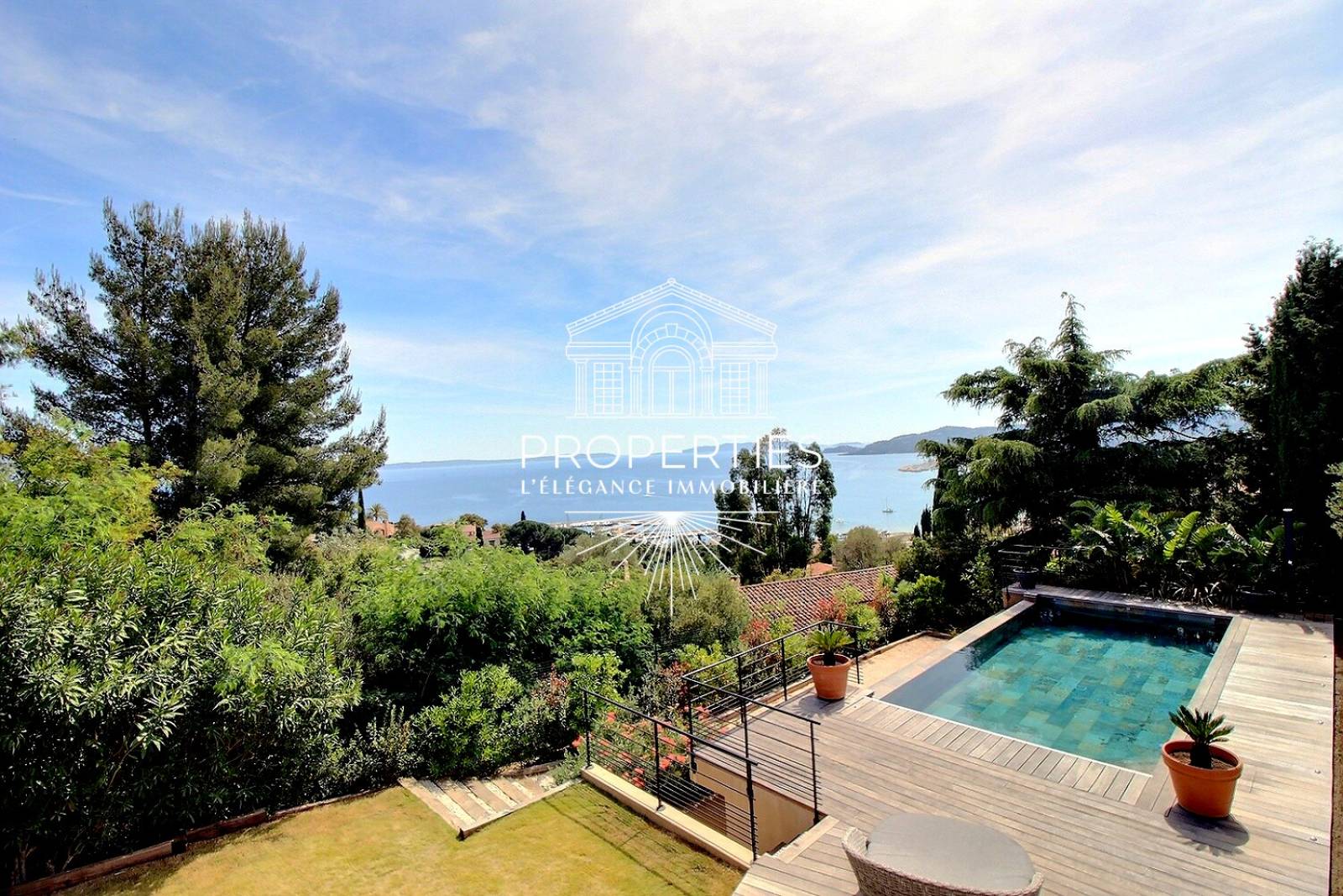À vendre au Le Lavandou villa d’exception avec piscine et vue mer dans quartier prisé du Super Lavandou