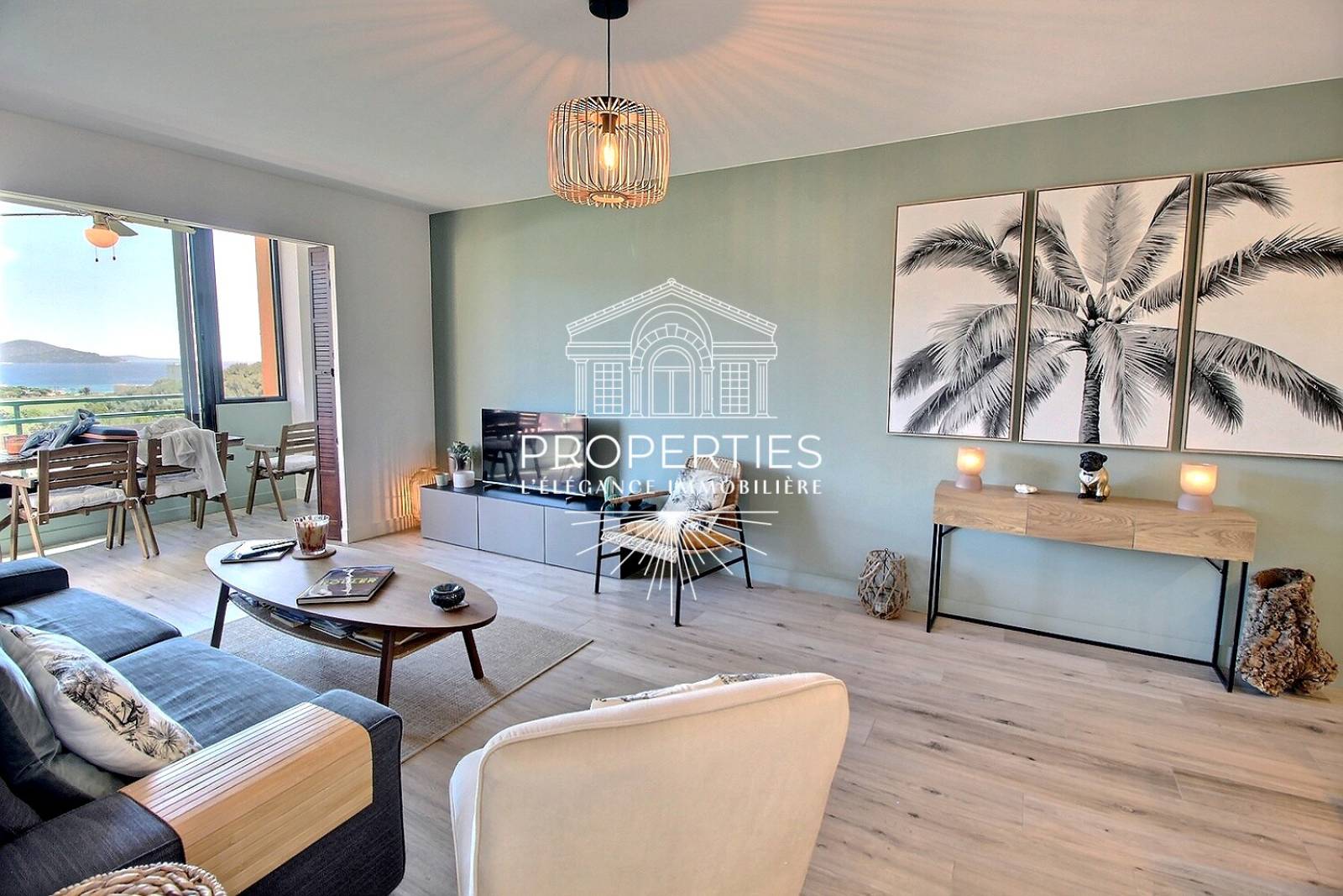 À vendre Le Lavandou appartement T3 traversant entièrement rénové avec piscine