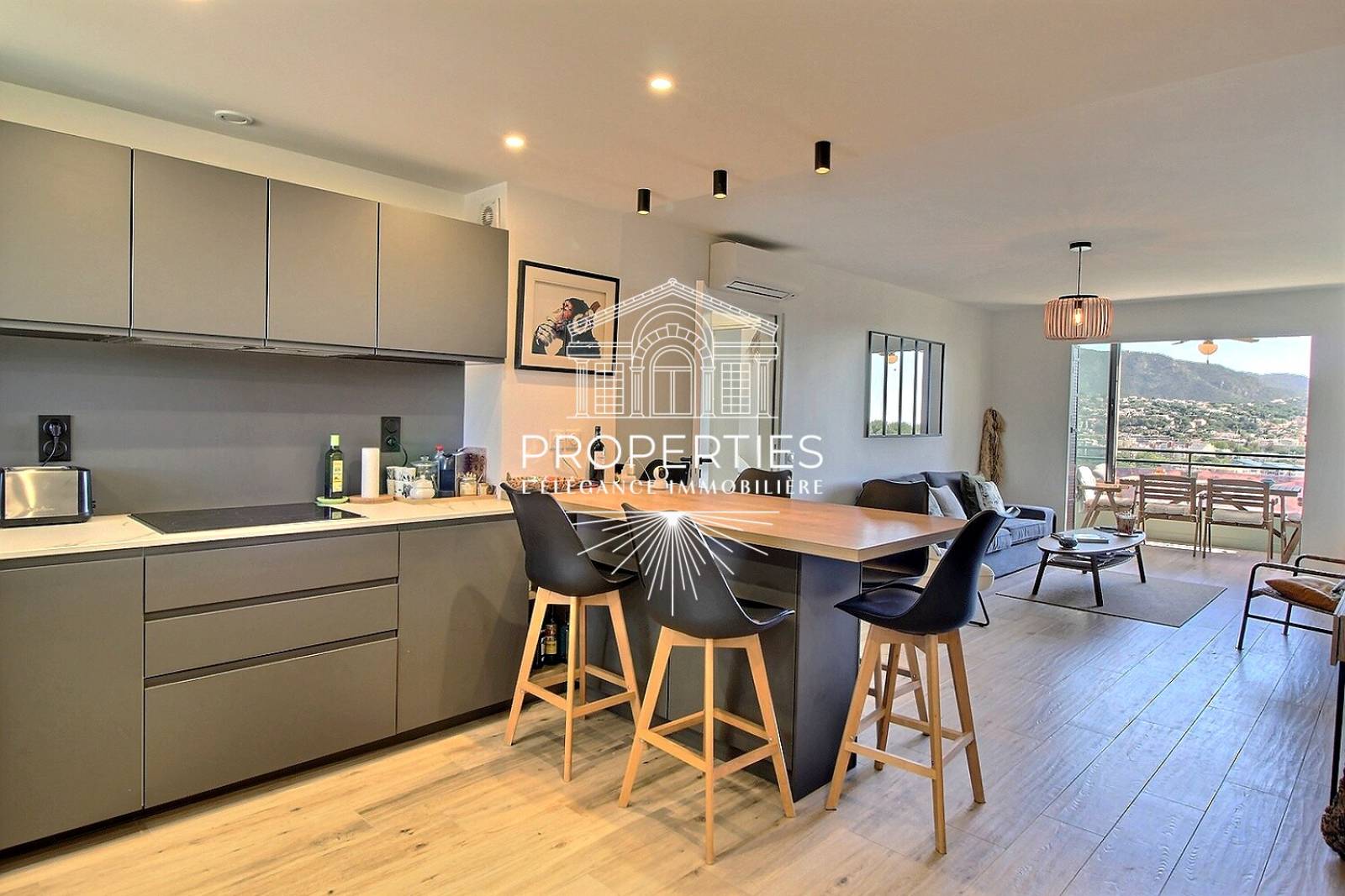 À vendre Le Lavandou T3 lumineux avec terrasse vue mer et environnement calme