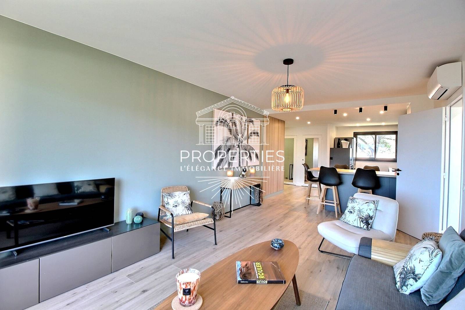 À vendre très bel appartement rénové de 65 m² au dernier étage au Lavandou