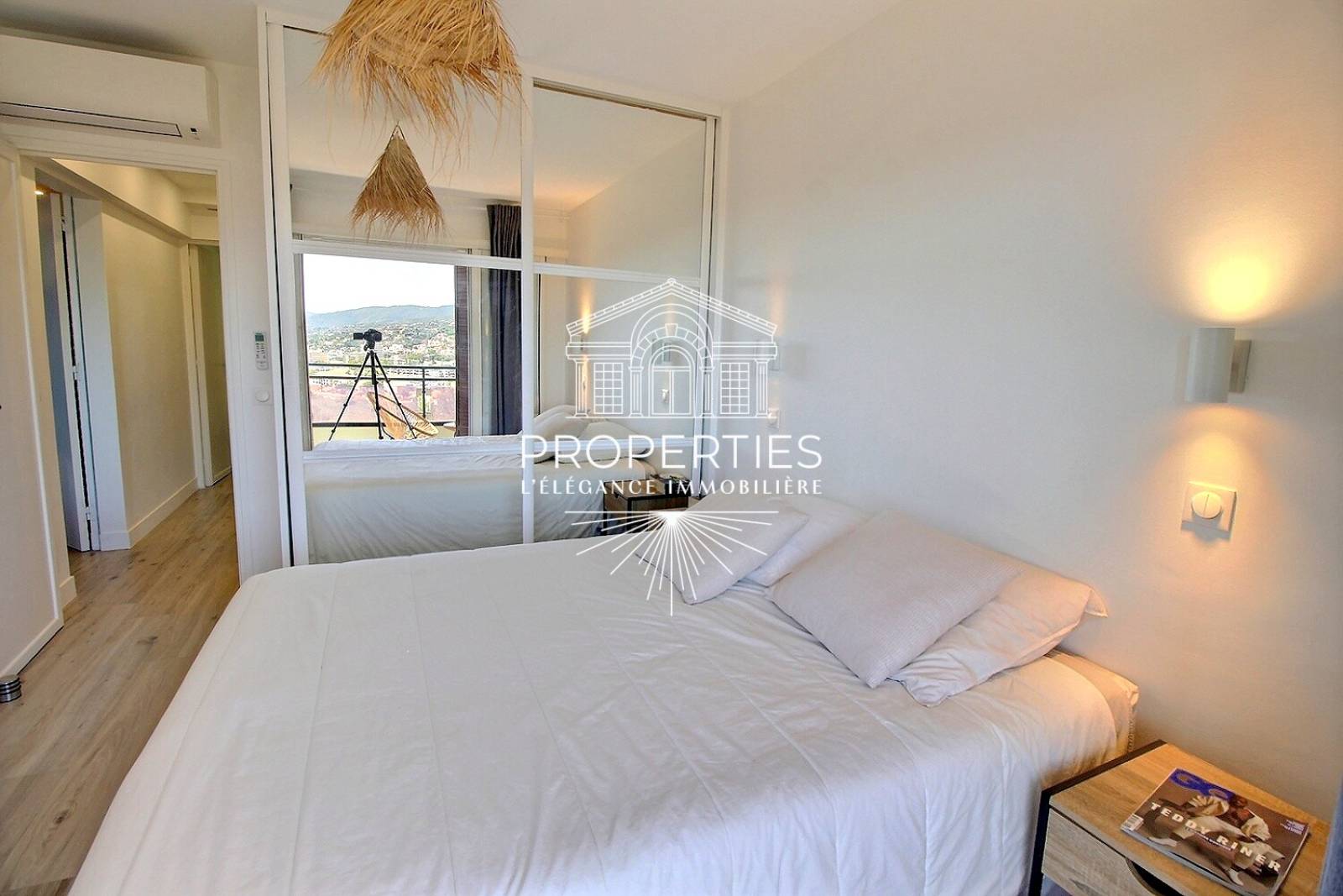 À vendre au Lavandou appartement traversant rénové avec matériaux de qualité et vue mer