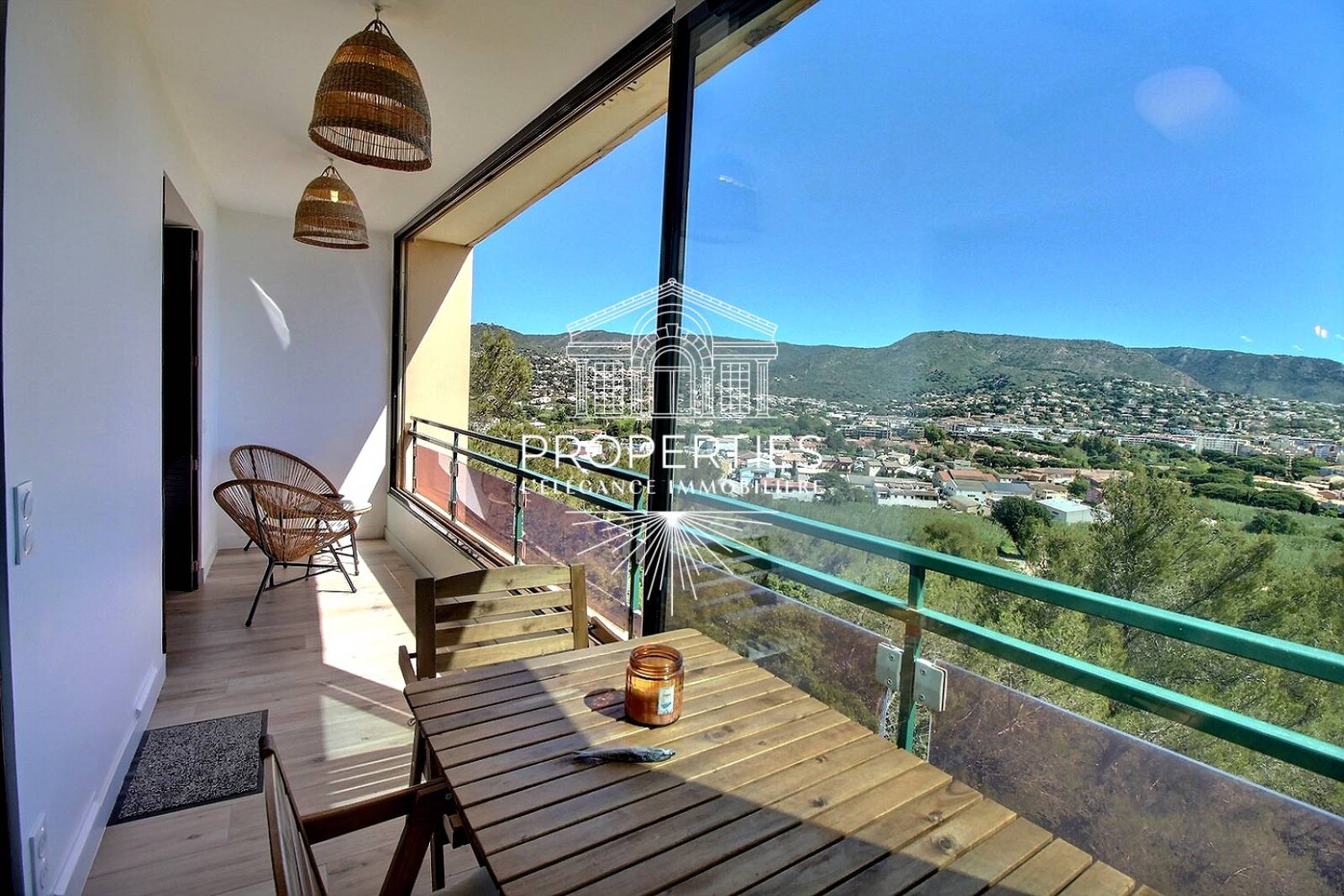 À vendre appartement proche plages avec vue mer et prestations de qualité au Lavandou