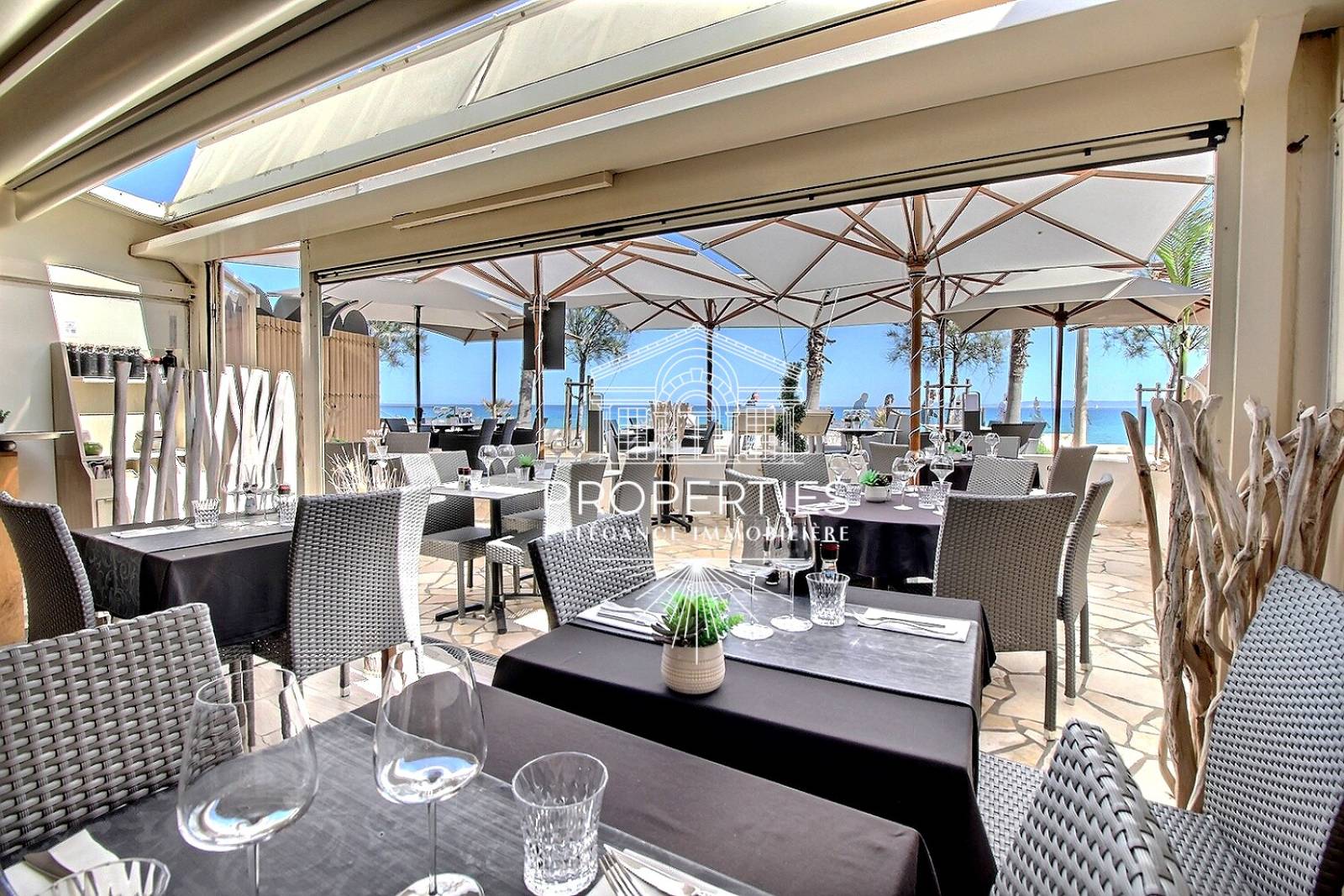 À vendre au Le Lavandou restaurant emplacement stratégique avec salle lumineuse et terrasse agréable