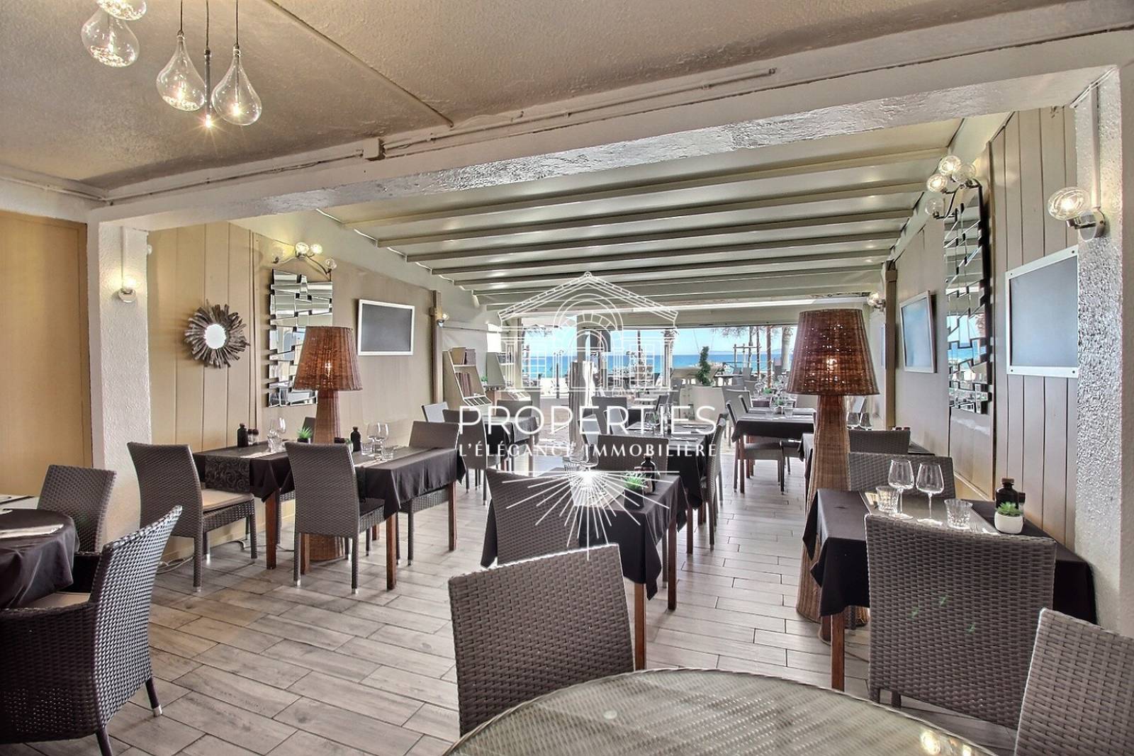 À vendre au Le Lavandou restaurant de cuisine traditionnelle avec vue mer et emplacement premium en bord de plage