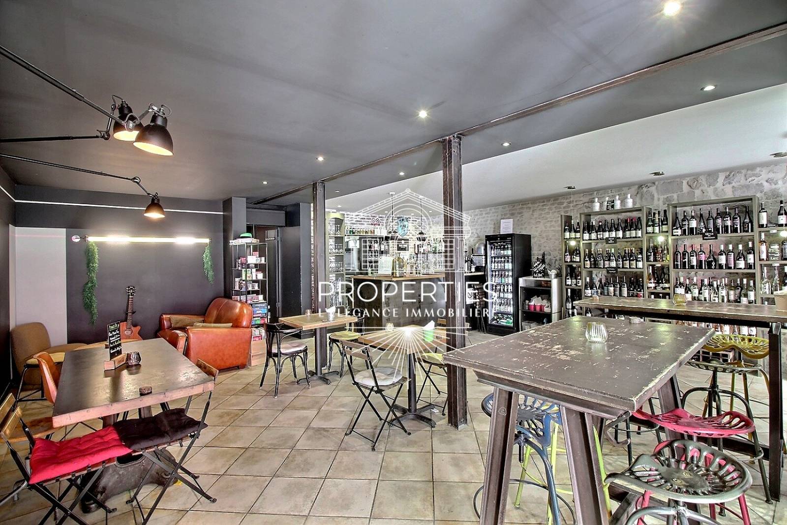 À vendre à Hyères bar à vin tapas en centre historique avec notoriété installée et activité immédiatement exploitable