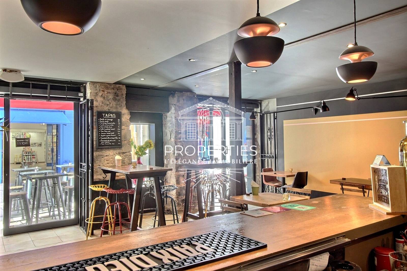 À vendre à Hyères bar à vin tapas avec forte identité clientèle locale et touristique fidèle