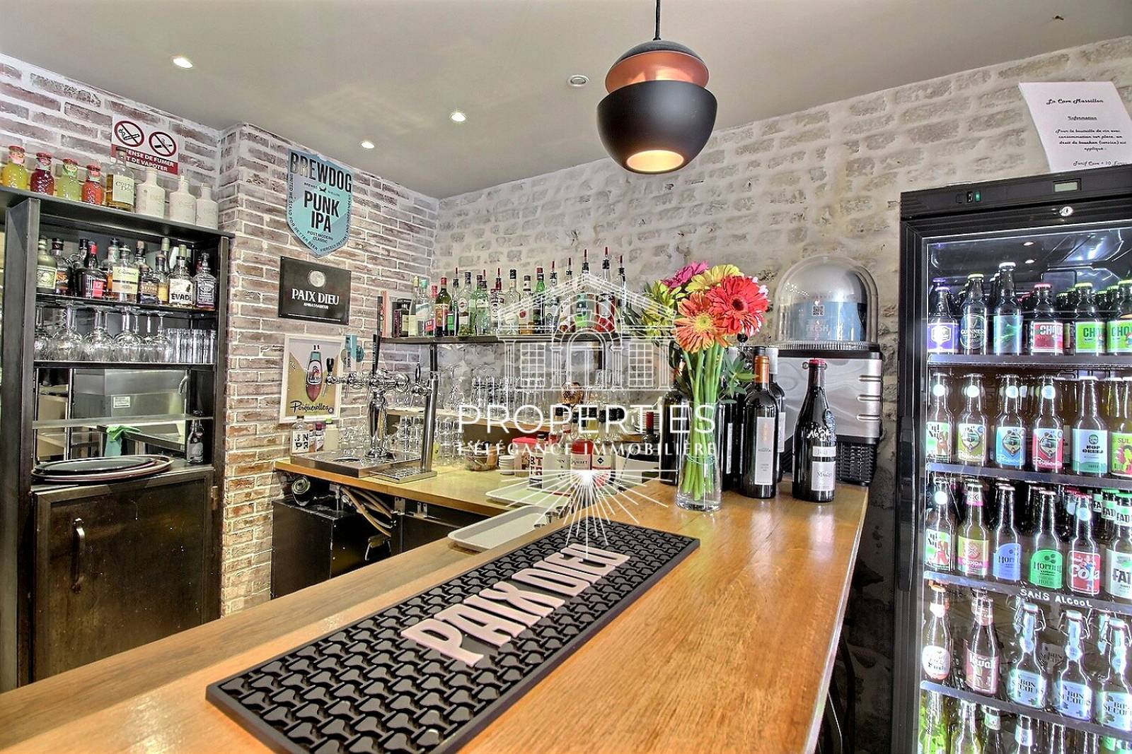 À vendre à Hyères bar à vin et tapas avec concept moderne cave et événements dans secteur très dynamique