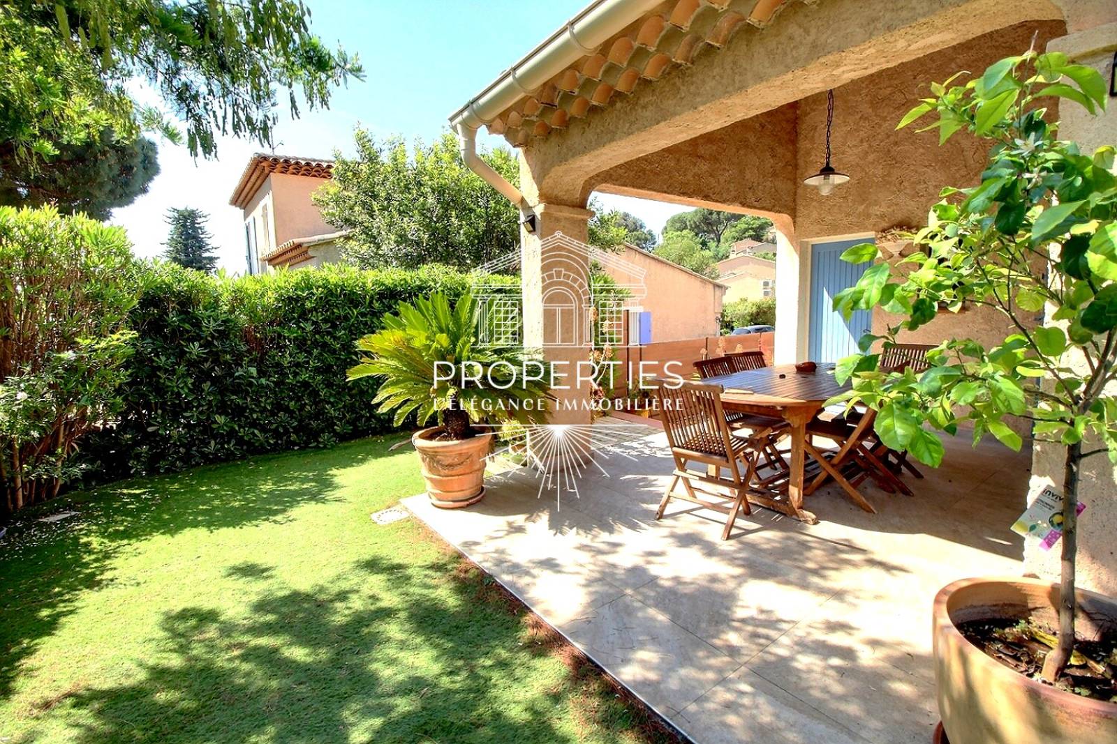 À vendre magnifique propriété avec piscine et appartements indépendants à Bormes-les-Mimosas