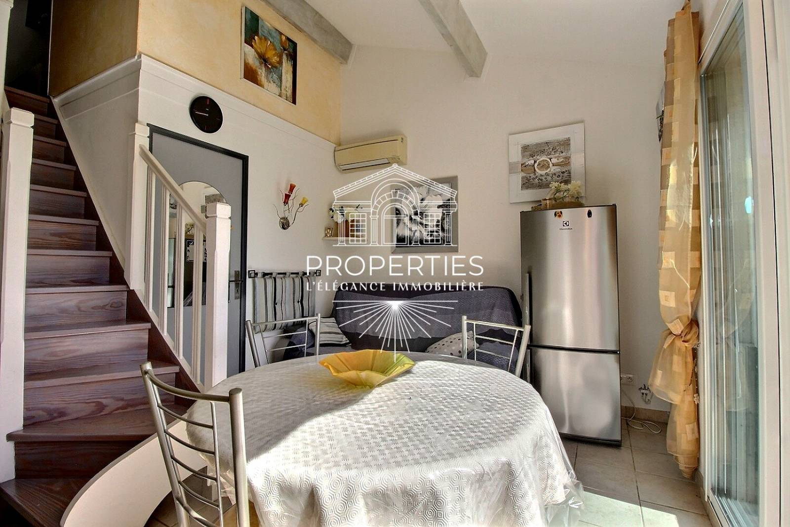 À vendre au Lavandou mazet 32 m² avec terrasse de 22 m² exposée sud-est dans résidence fermée avec piscine
