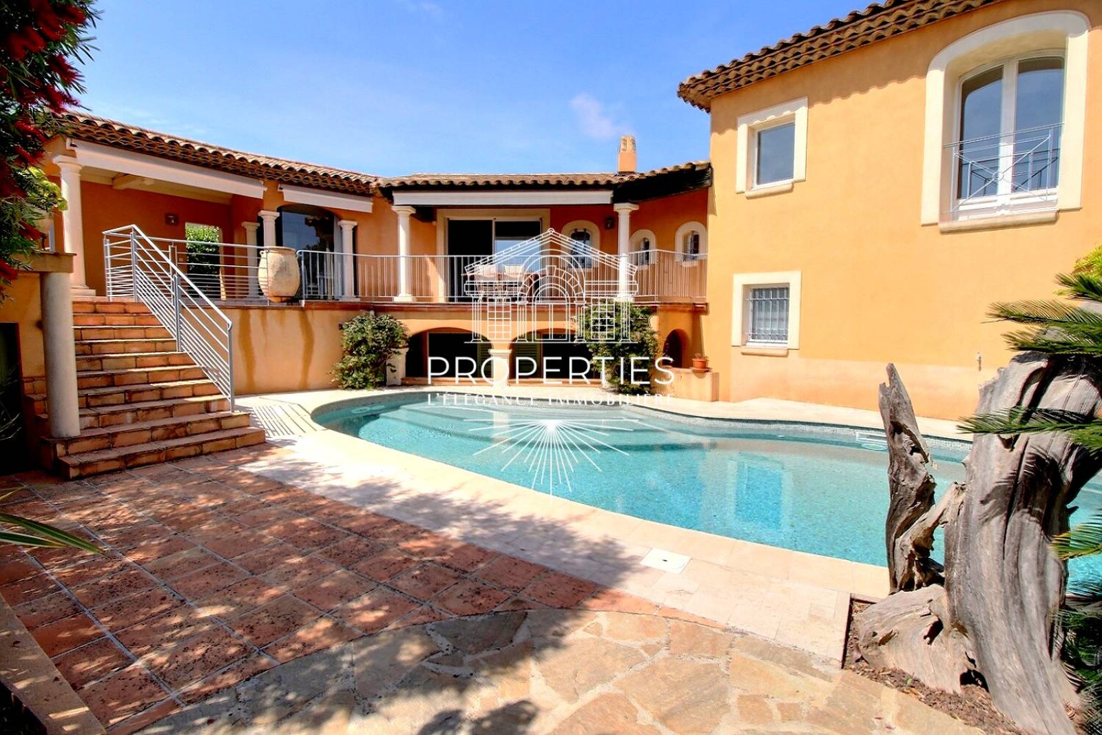 À vendre superbe villa vue mer avec piscine sur les hauteurs recherchées du Lavandou