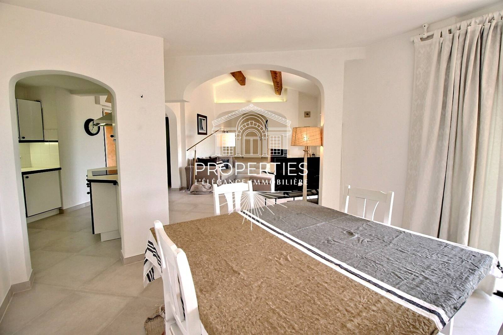 À vendre au Lavandou villa avec vue mer terrasse piscine et prestations de qualité
