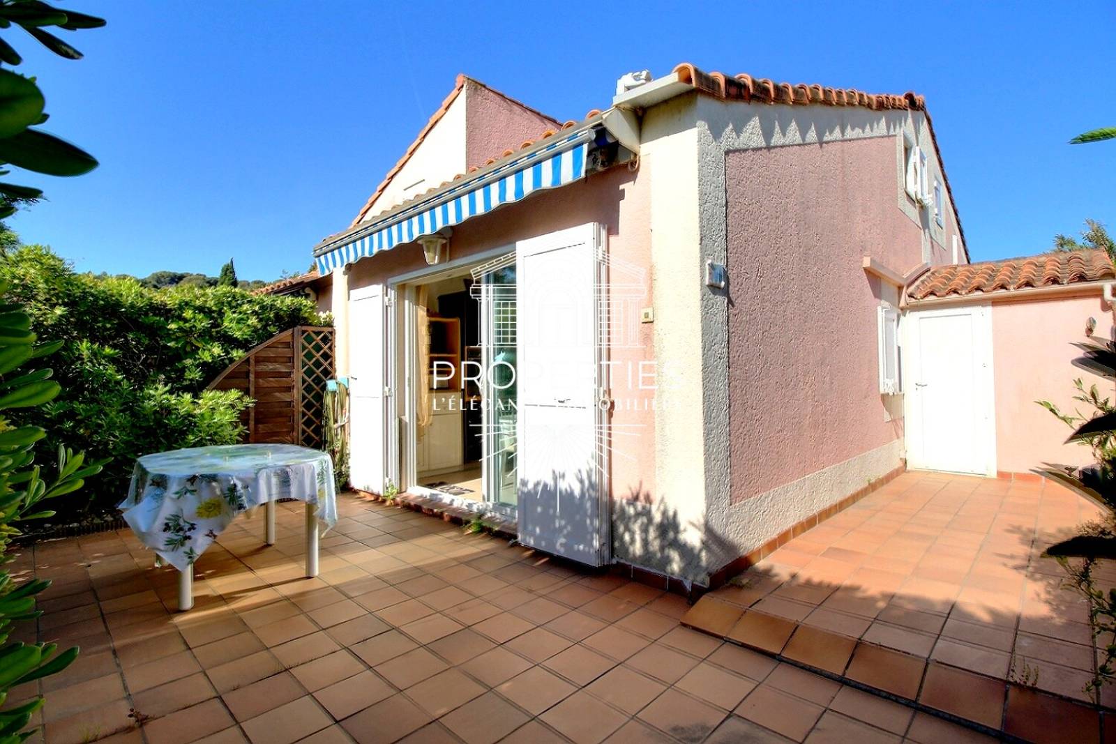 À vendre au Le Lavandou opportunité mazet avec terrasse ensoleillée mezzanine et stationnement privatif