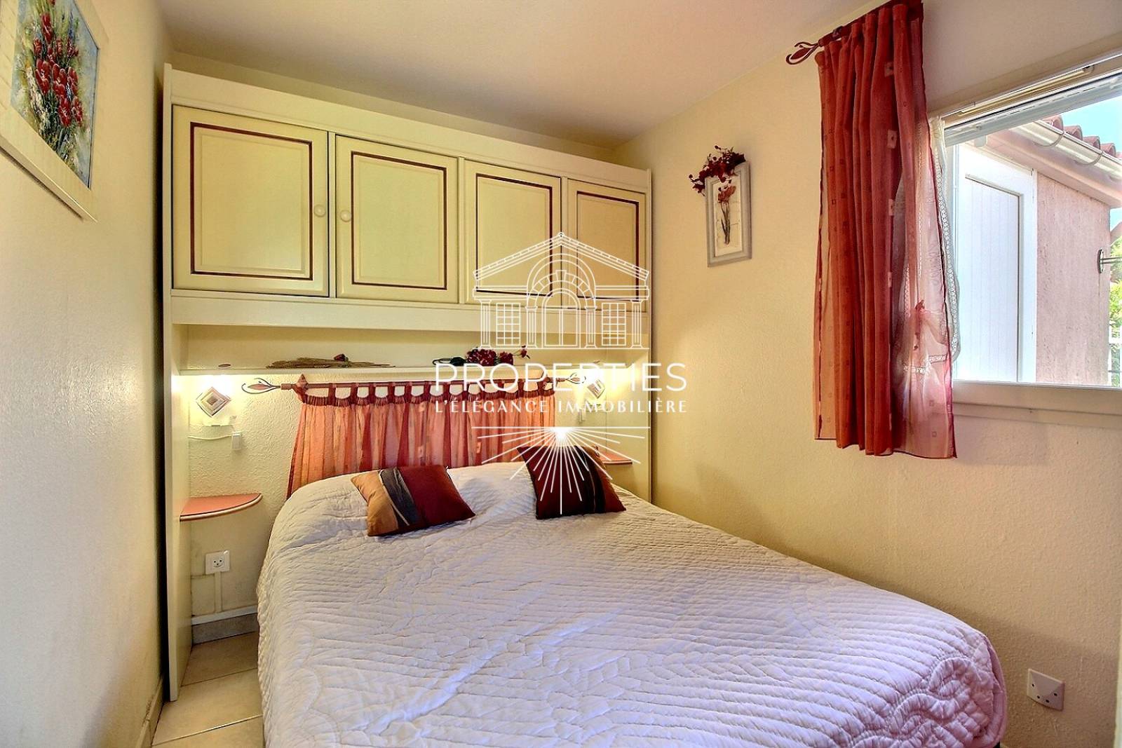 À vendre au Le Lavandou mazet avec cuisine équipée terrasse et accès piscine avec stationnement