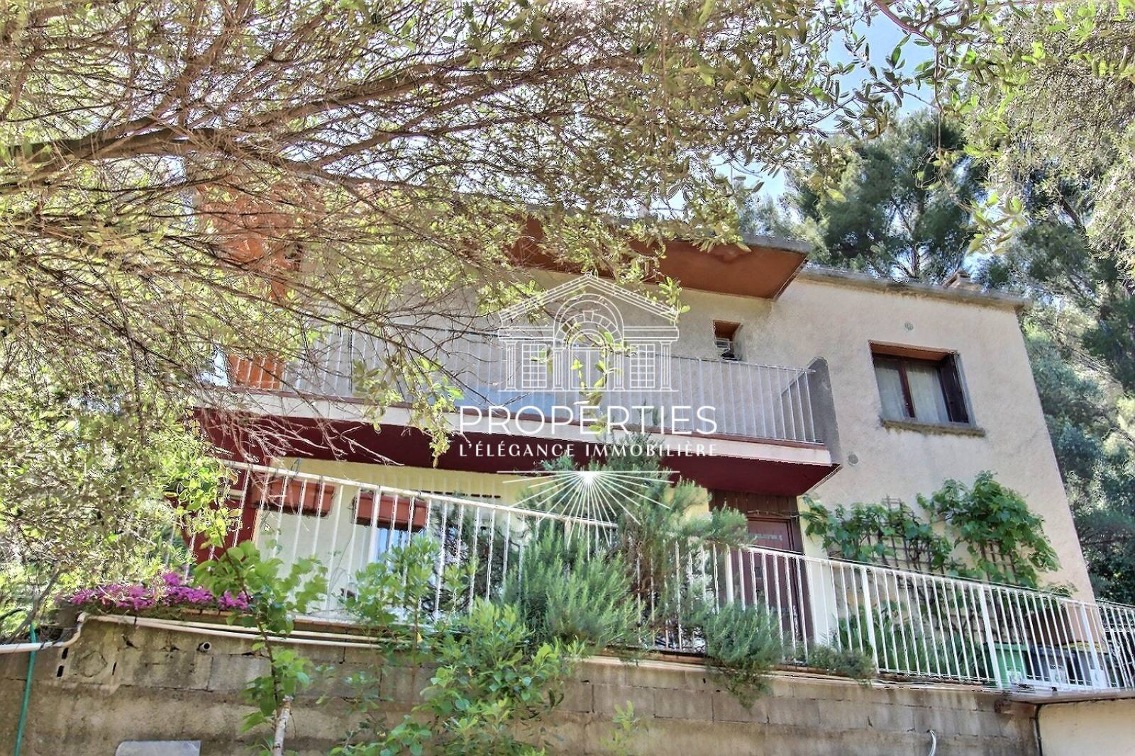 Investissez à Toulon avec ce haut de villa au calme sur vaste terrain arboré