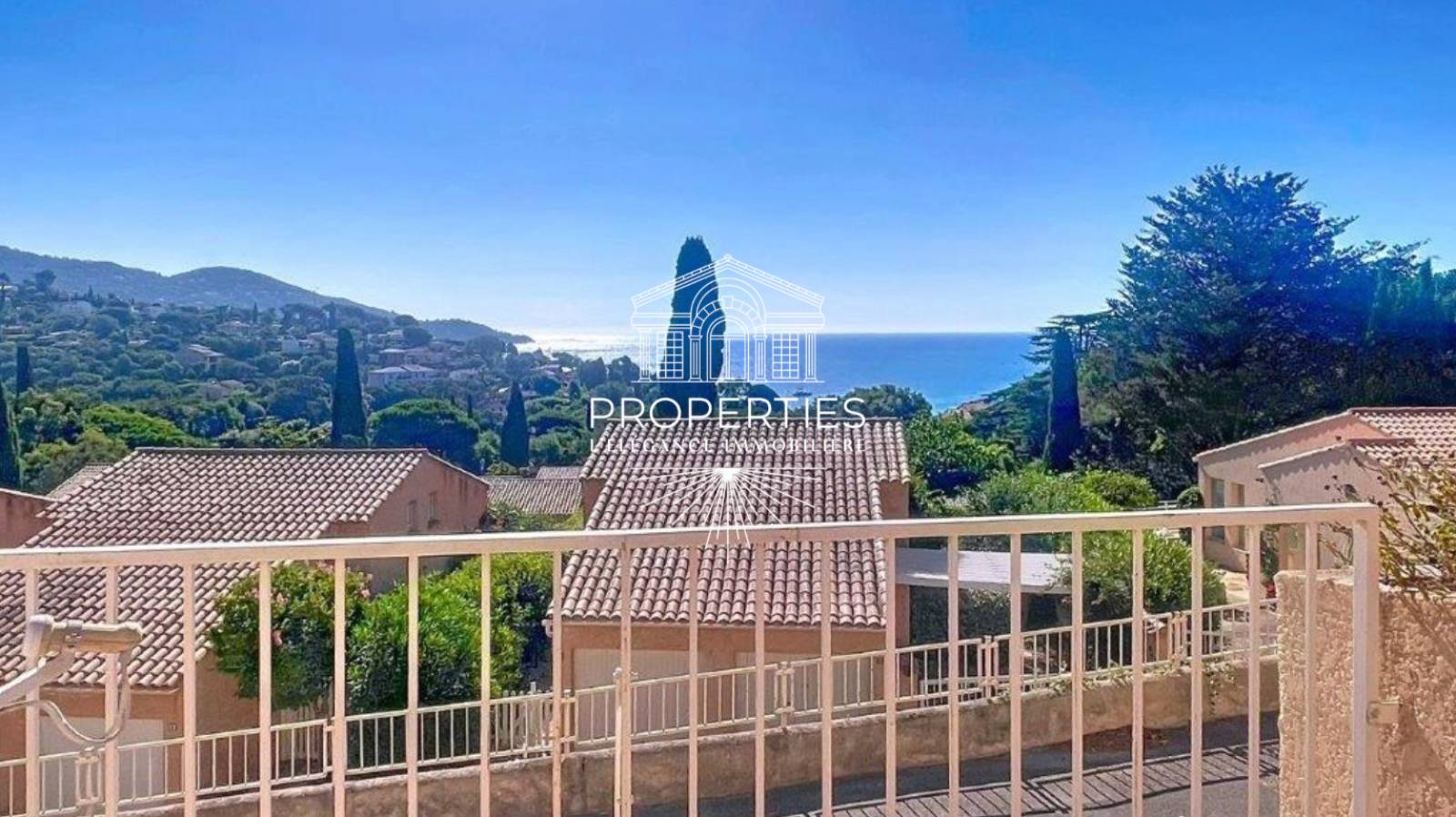 À vendre au Lavandou appartement T2 lumineux avec vaste terrasse et garage avec électricité