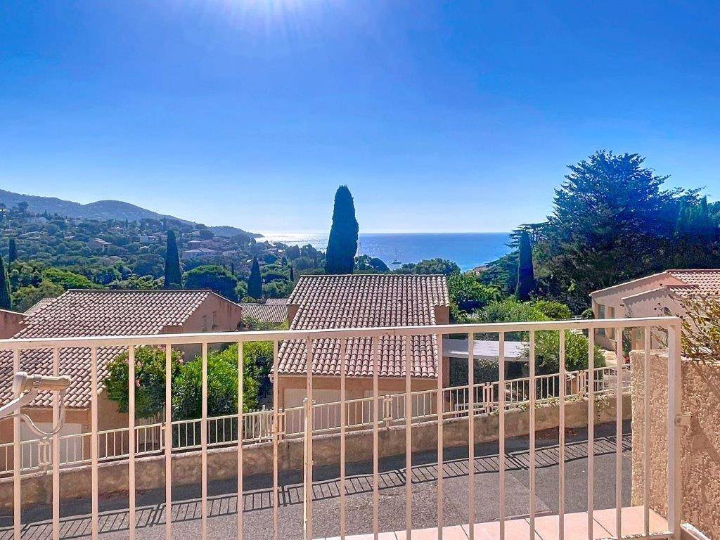 À vendre Le Lavandou appartement proche plage avec terrasse vue mer et résidence gardiennée