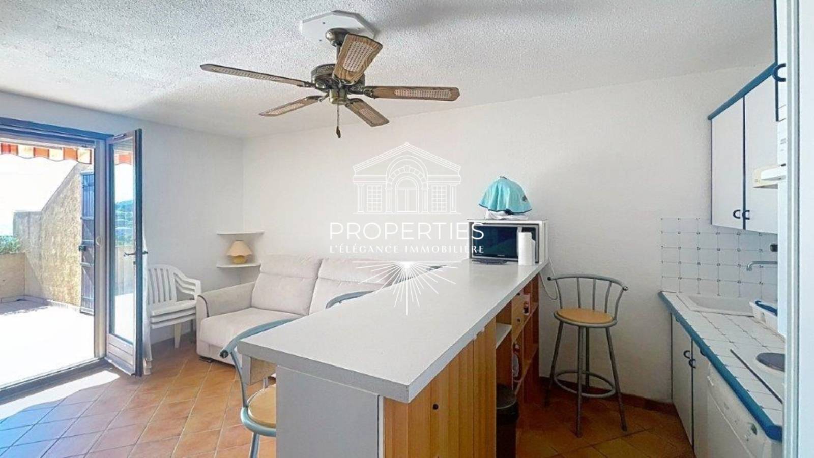 À vendre au Lavandou appartement T2 lumineux avec vaste terrasse et garage avec électricité