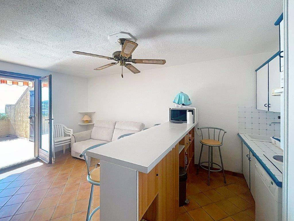 À vendre au Lavandou appartement T2 lumineux avec vaste terrasse et garage avec électricité