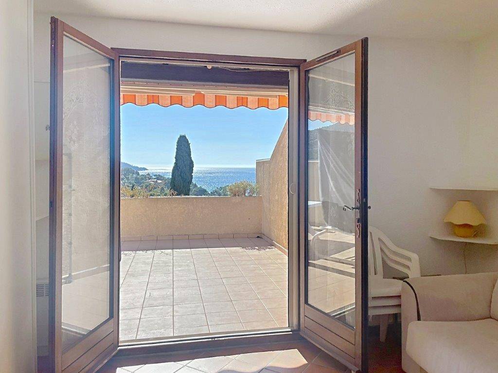 À vendre au Lavandou superbe T2 exposé sud est avec terrasse de 30 m² vue mer