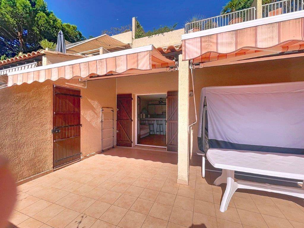À vendre au Lavandou appartement avec vue mer terrasse exceptionnelle et garage fermé