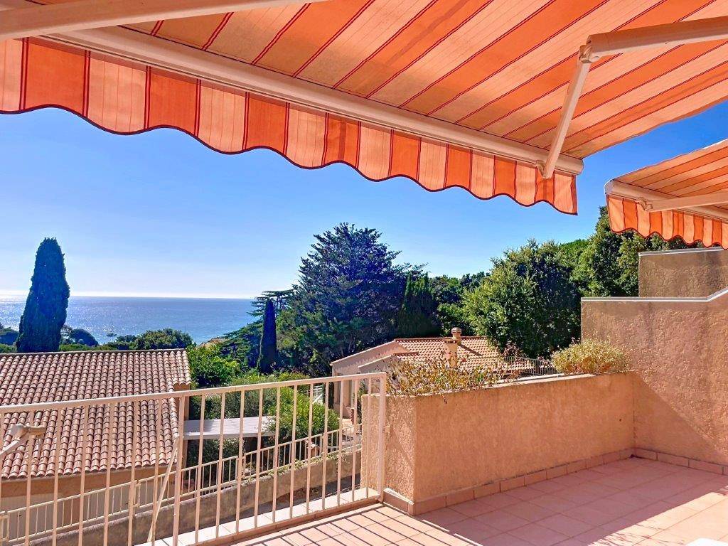 À vendre Le Lavandou charmant T2 avec terrasse vue mer dans le secteur recherché de Pramousquier