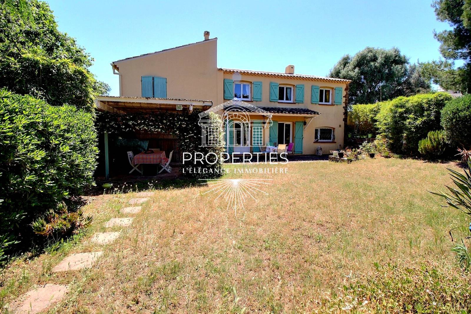 Maison pleine de charme avec jardin arboré au cœur du Pin de Bormes