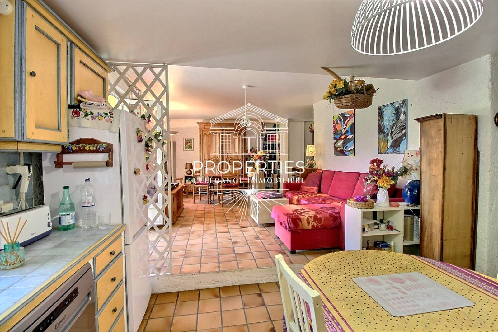 Charmante maison avec terrasse ombragée et jardin de plus de 430 m²