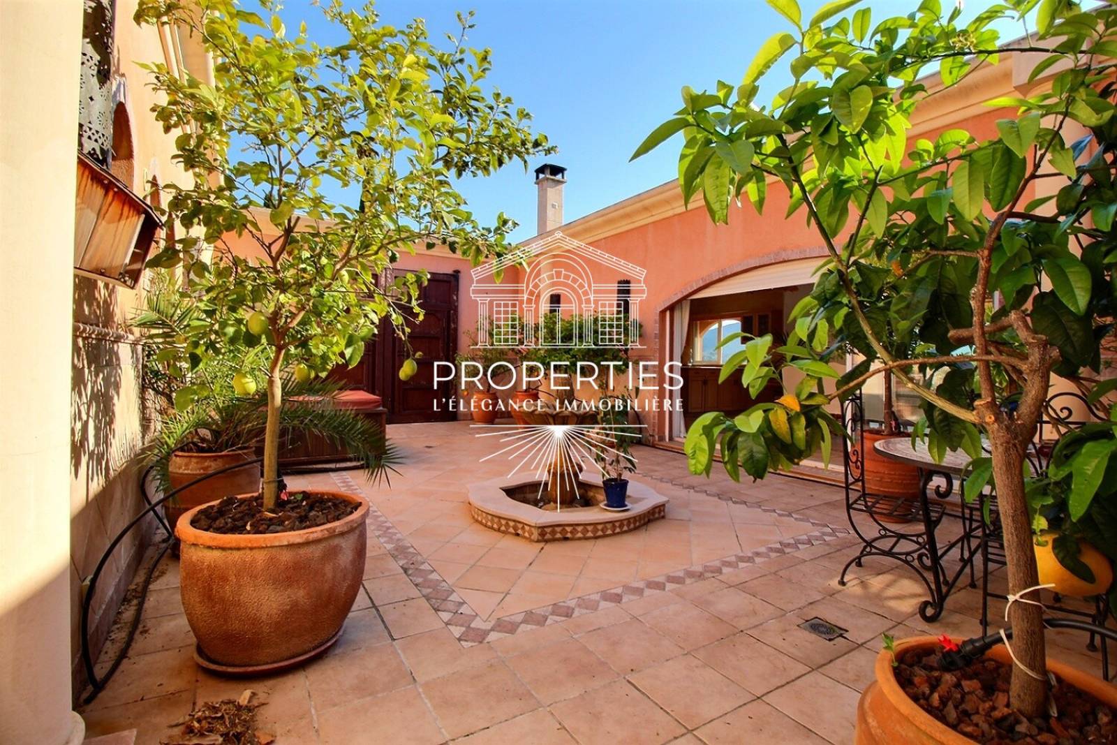 À vendre magnifique propriété avec piscine et appartements indépendants à Bormes-les-Mimosas