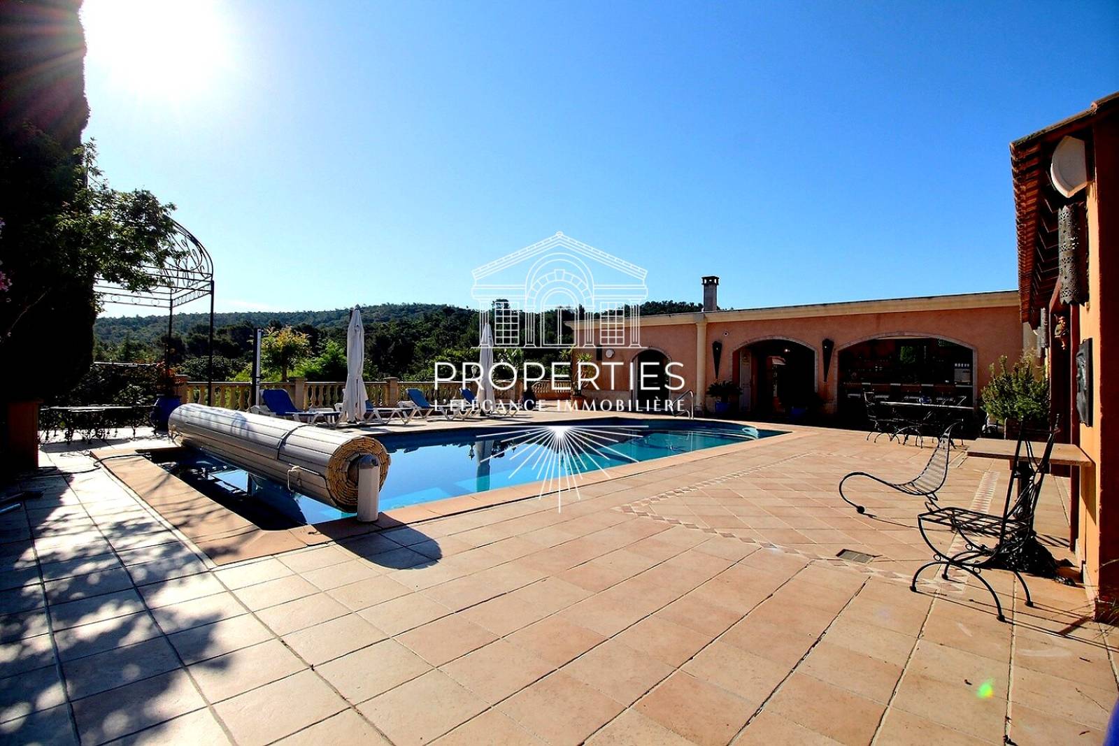 À vendre propriété d’exception avec vue dégagée et piscine chauffée à Bormes-les-Mimosas