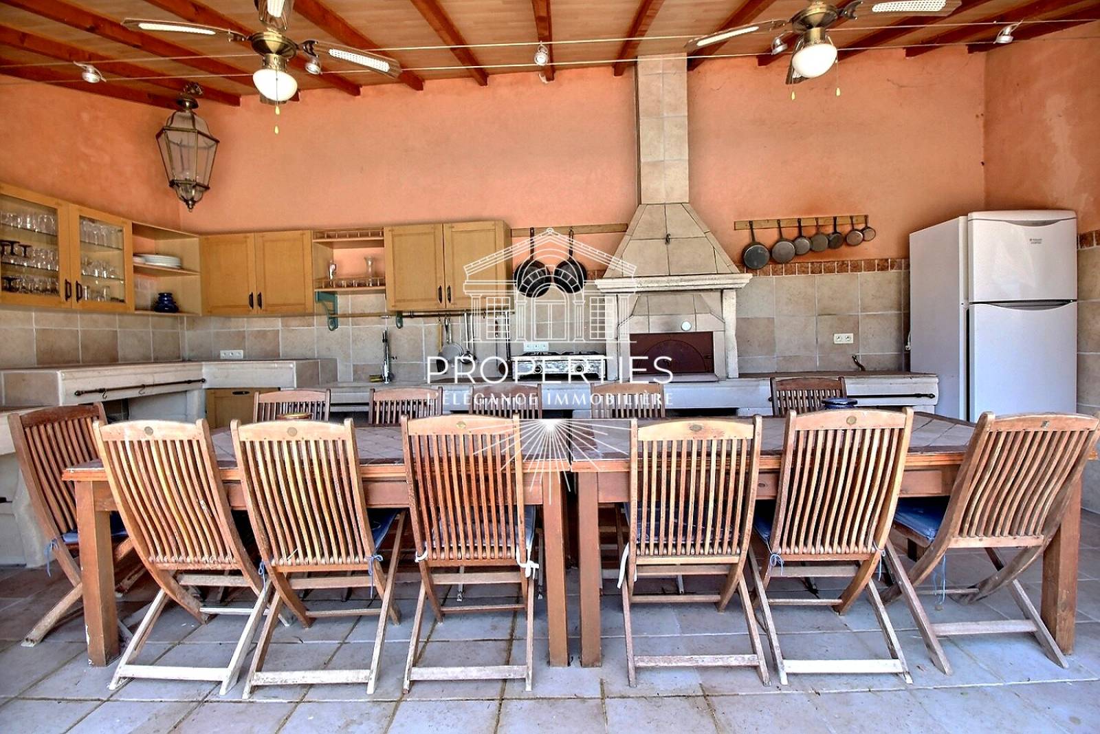 À vendre élégante villa avec vue collines et immense pool house à Bormes-les-Mimosas