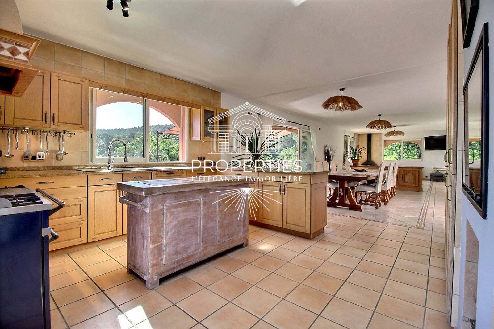 À vendre superbe demeure avec pool house et jacuzzi à Bormes-les-Mimosas