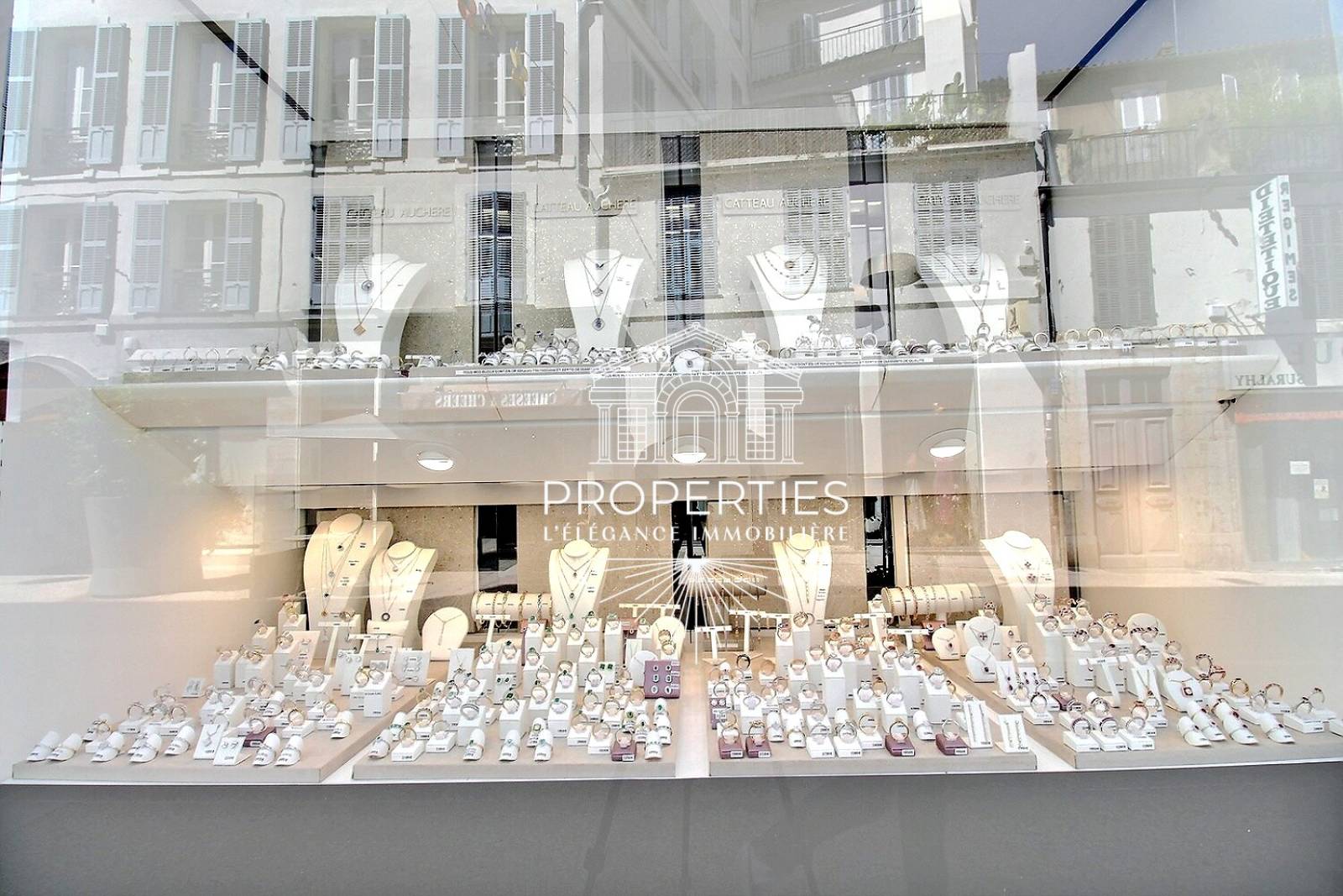 Boutique de 133 m² entièrement équipée avec appartement, réserve et jardin en centre-ville