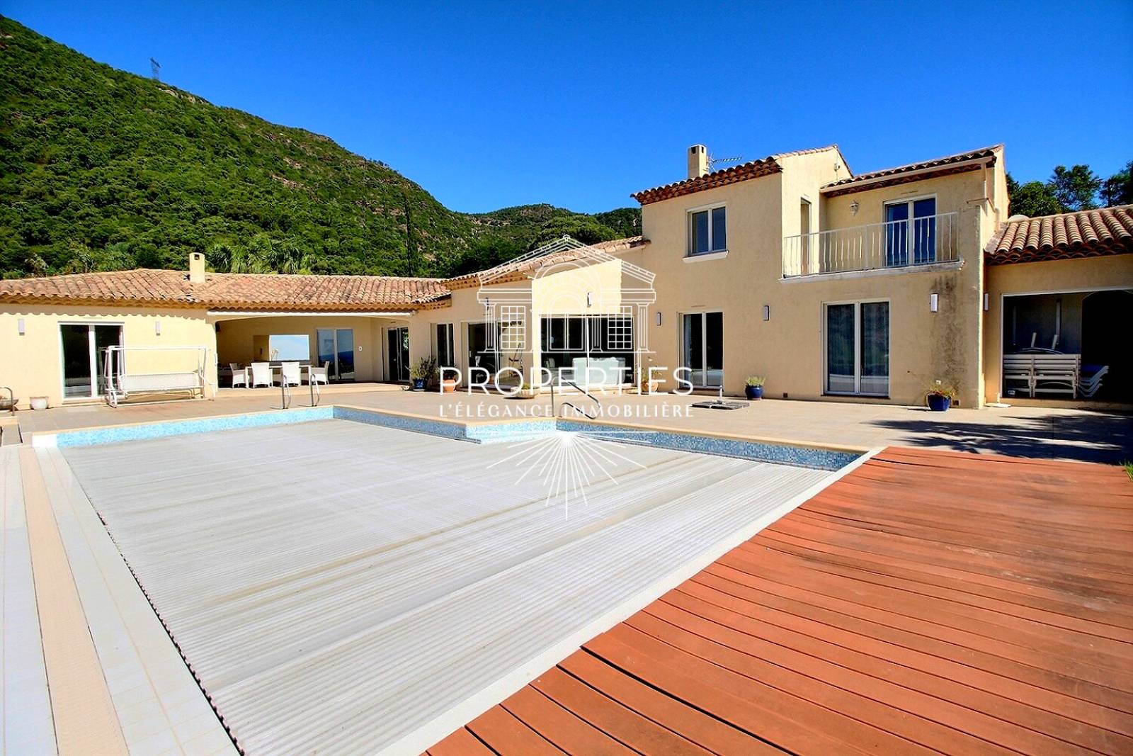 Cavalaire-sur-Mer – Exceptionnelle propriété avec vue mer panoramique, piscine chauffée et terrain de 2 120 m²