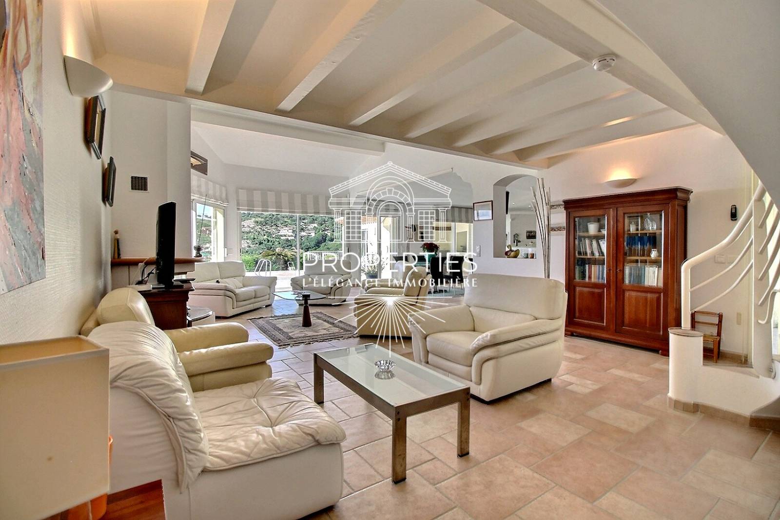 Magnifique villa de 270 m² avec cinq chambres, piscine chauffée et vue mer imprenable