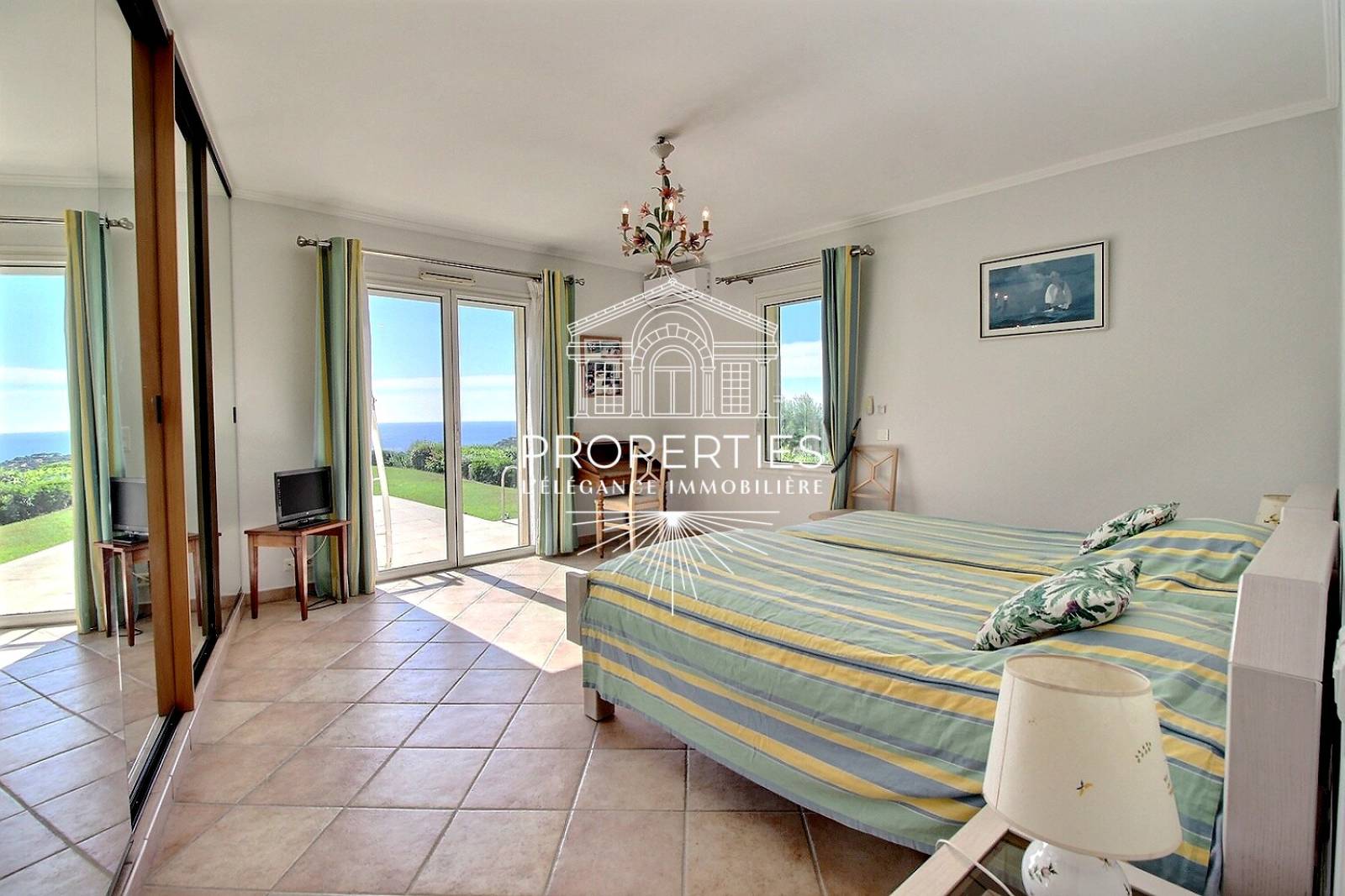 Superbe demeure avec vue mer exceptionnelle, cinq chambres et environnement calme sur les hauteurs