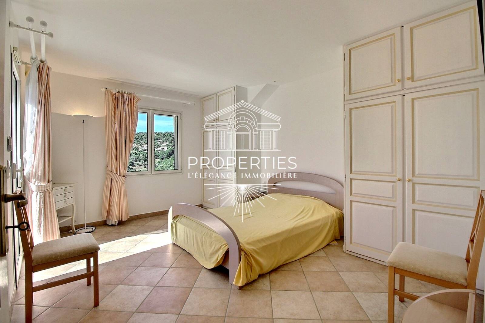 Rare à la vente à Cavalaire-sur-Mer, propriété familiale avec piscine, pool house et garage quadruple