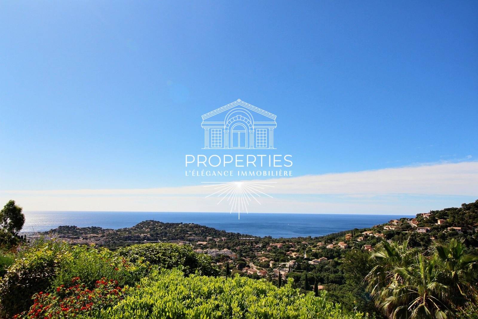 Propriété avec quatre suites parentales, piscine chauffée et terrasse dominant la baie de Cavalaire