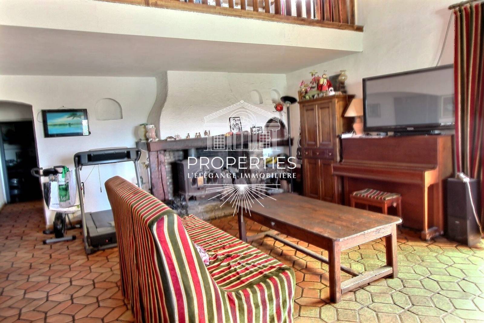 Maison familiale à rénover avec terrasse, véranda et vue dégagée dans un quartier recherché du Lavandou