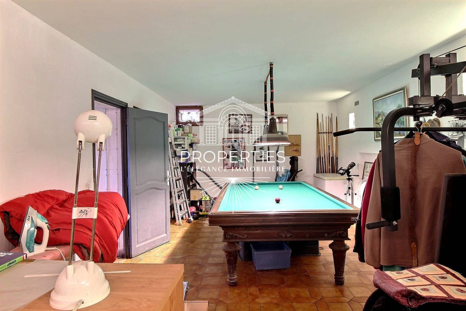 Beaux volumes et fort potentiel pour cette maison familiale située dans un secteur calme du Lavandou